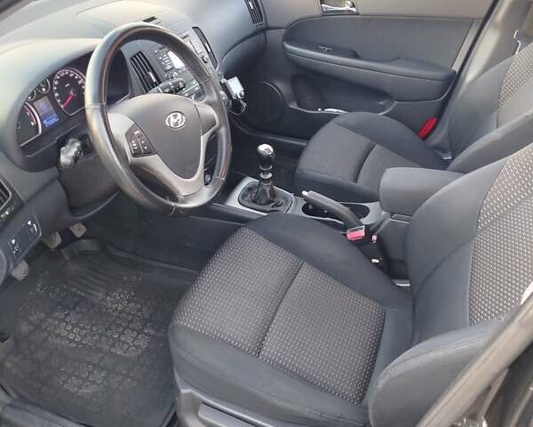 Черный Хендай i30, объемом двигателя 1.6 л и пробегом 250 тыс. км за 5500 $, фото 6 на Automoto.ua