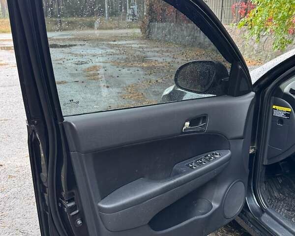 Черный Хендай i30, объемом двигателя 1.59 л и пробегом 150 тыс. км за 5950 $, фото 12 на Automoto.ua