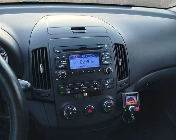 Черный Хендай i30, объемом двигателя 1.6 л и пробегом 250 тыс. км за 5500 $, фото 13 на Automoto.ua