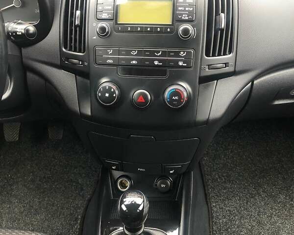 Черный Хендай i30, объемом двигателя 1.59 л и пробегом 150 тыс. км за 5950 $, фото 6 на Automoto.ua