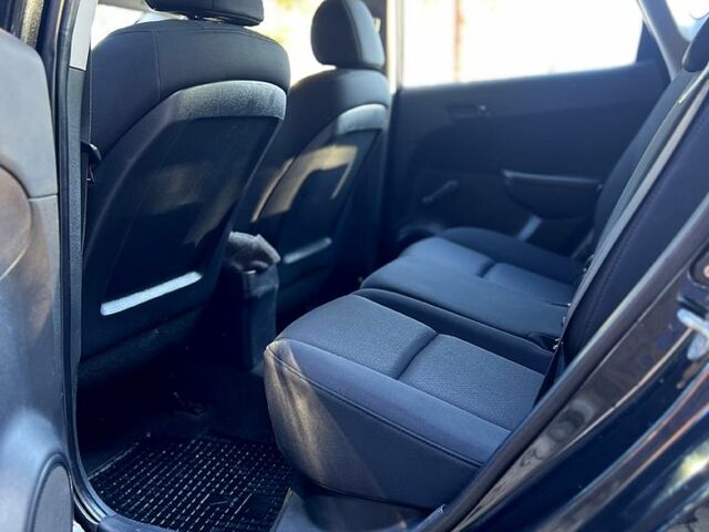 Чорний Хендай i30, об'ємом двигуна 1.4 л та пробігом 195 тис. км за 5650 $, фото 6 на Automoto.ua