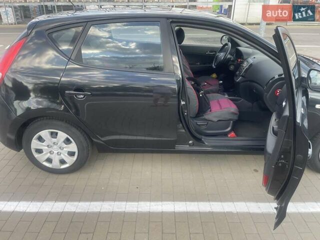 Черный Хендай i30, объемом двигателя 1.58 л и пробегом 227 тыс. км за 5900 $, фото 6 на Automoto.ua