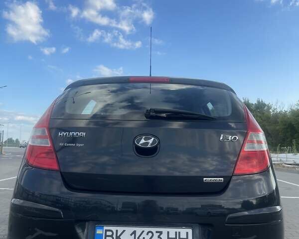 Черный Хендай i30, объемом двигателя 1.58 л и пробегом 227 тыс. км за 5900 $, фото 1 на Automoto.ua
