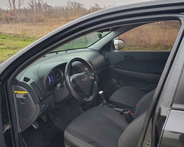 Чорний Хендай i30, об'ємом двигуна 1.6 л та пробігом 365 тис. км за 5000 $, фото 10 на Automoto.ua