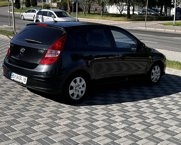 Черный Хендай i30, объемом двигателя 1.4 л и пробегом 267 тыс. км за 5400 $, фото 2 на Automoto.ua