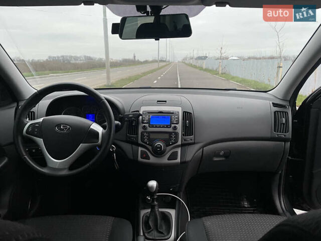 Черный Хендай i30, объемом двигателя 1.6 л и пробегом 253 тыс. км за 5500 $, фото 10 на Automoto.ua