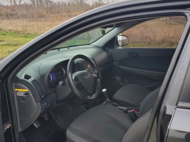 Чорний Хендай i30, об'ємом двигуна 1.6 л та пробігом 365 тис. км за 5000 $, фото 9 на Automoto.ua