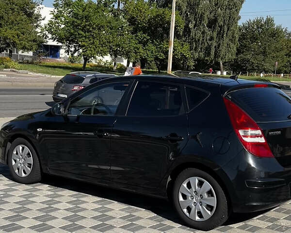 Черный Хендай i30, объемом двигателя 1.4 л и пробегом 265 тыс. км за 5600 $, фото 6 на Automoto.ua