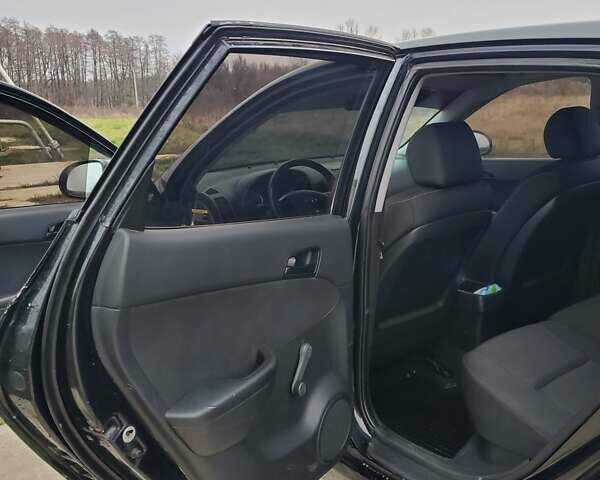 Чорний Хендай i30, об'ємом двигуна 1.6 л та пробігом 365 тис. км за 5000 $, фото 16 на Automoto.ua