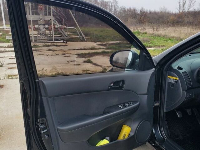 Чорний Хендай i30, об'ємом двигуна 1.6 л та пробігом 365 тис. км за 5000 $, фото 10 на Automoto.ua