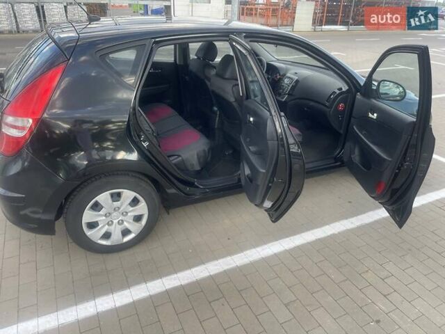 Черный Хендай i30, объемом двигателя 1.58 л и пробегом 227 тыс. км за 5900 $, фото 3 на Automoto.ua