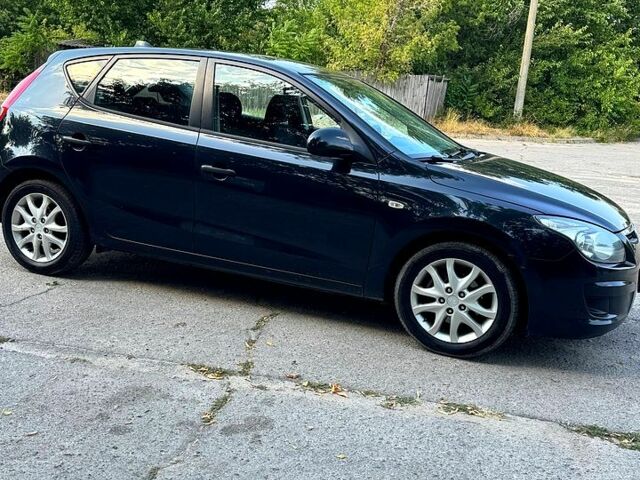 Чорний Хендай i30, об'ємом двигуна 1.6 л та пробігом 250 тис. км за 5700 $, фото 2 на Automoto.ua