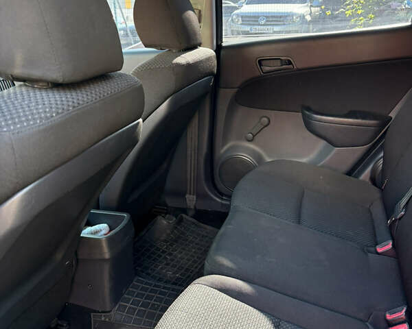 Черный Хендай i30, объемом двигателя 1.4 л и пробегом 237 тыс. км за 5000 $, фото 4 на Automoto.ua
