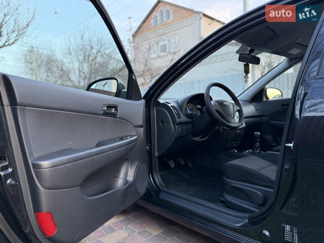 Черный Хендай i30, объемом двигателя 1.4 л и пробегом 194 тыс. км за 6350 $, фото 39 на Automoto.ua