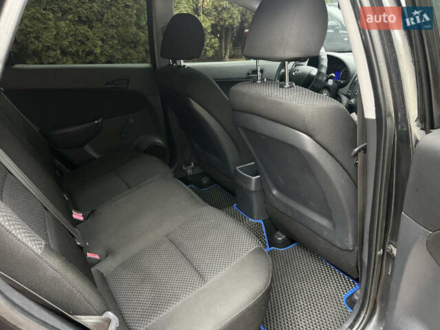 Черный Хендай i30, объемом двигателя 1.4 л и пробегом 240 тыс. км за 6000 $, фото 26 на Automoto.ua