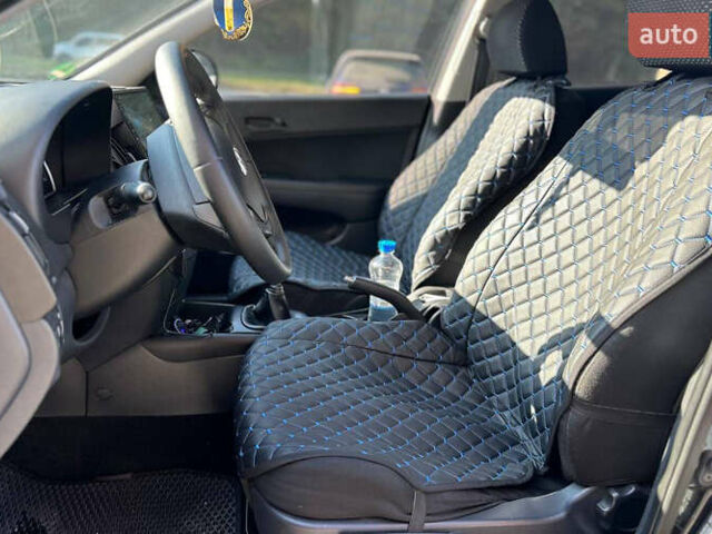 Черный Хендай i30, объемом двигателя 1.4 л и пробегом 220 тыс. км за 5500 $, фото 8 на Automoto.ua