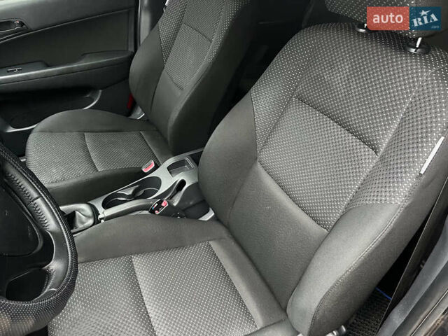 Черный Хендай i30, объемом двигателя 1.4 л и пробегом 240 тыс. км за 6000 $, фото 13 на Automoto.ua