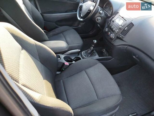 Черный Хендай i30, объемом двигателя 1.4 л и пробегом 224 тыс. км за 5500 $, фото 17 на Automoto.ua
