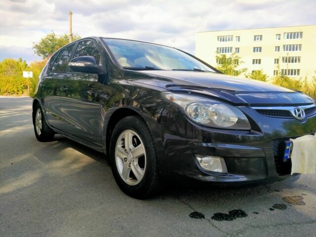 Черный Хендай i30, объемом двигателя 1.6 л и пробегом 290 тыс. км за 5500 $, фото 2 на Automoto.ua