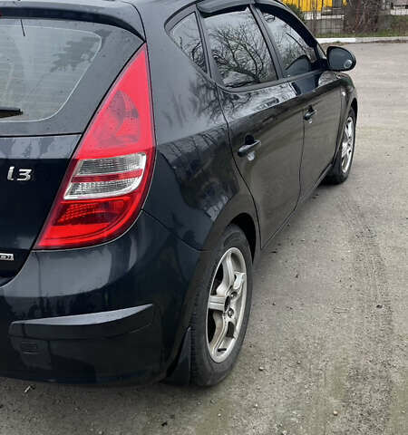 Черный Хендай i30, объемом двигателя 1.6 л и пробегом 255 тыс. км за 6800 $, фото 3 на Automoto.ua