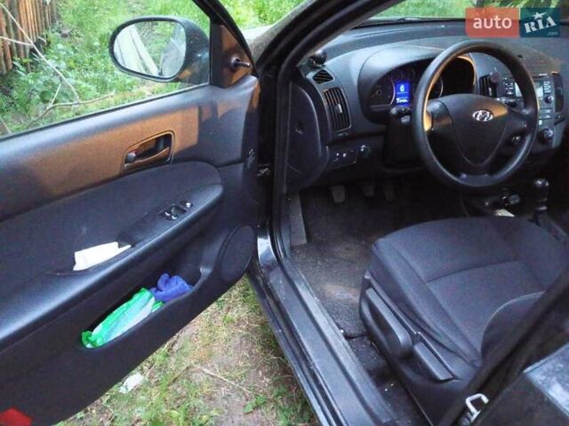 Черный Хендай i30, объемом двигателя 1.6 л и пробегом 300 тыс. км за 4000 $, фото 2 на Automoto.ua