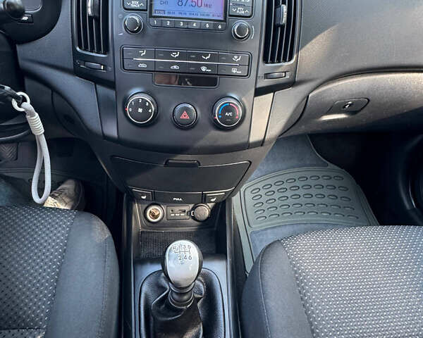 Чорний Хендай i30, об'ємом двигуна 1.6 л та пробігом 250 тис. км за 5700 $, фото 7 на Automoto.ua