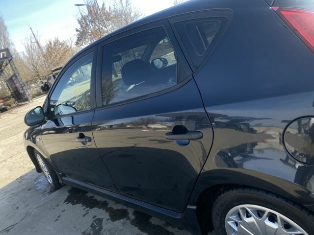 Черный Хендай i30, объемом двигателя 1.4 л и пробегом 210 тыс. км за 6400 $, фото 3 на Automoto.ua