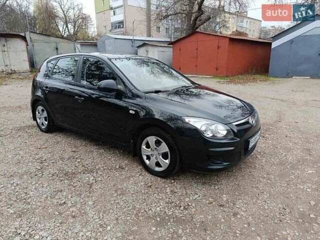 Черный Хендай i30, объемом двигателя 1.4 л и пробегом 314 тыс. км за 5650 $, фото 8 на Automoto.ua