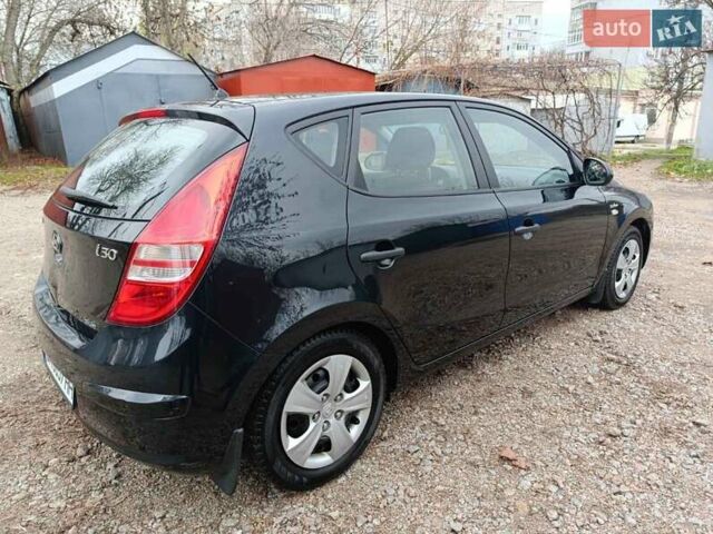 Черный Хендай i30, объемом двигателя 1.4 л и пробегом 314 тыс. км за 5650 $, фото 12 на Automoto.ua