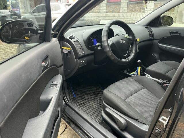 Черный Хендай i30, объемом двигателя 1.4 л и пробегом 240 тыс. км за 6000 $, фото 7 на Automoto.ua