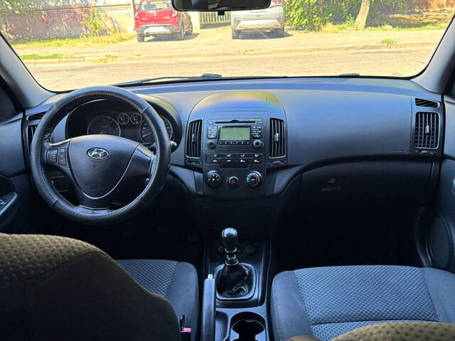 Чорний Хендай i30, об'ємом двигуна 1.6 л та пробігом 190 тис. км за 6300 $, фото 8 на Automoto.ua