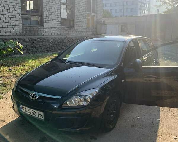 Черный Хендай i30, объемом двигателя 1.4 л и пробегом 260 тыс. км за 5500 $, фото 4 на Automoto.ua