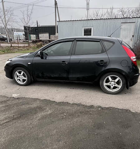 Черный Хендай i30, объемом двигателя 1.6 л и пробегом 255 тыс. км за 6800 $, фото 6 на Automoto.ua