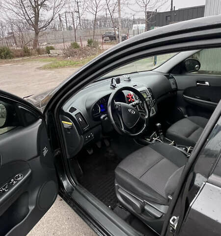 Черный Хендай i30, объемом двигателя 1.6 л и пробегом 255 тыс. км за 6800 $, фото 5 на Automoto.ua