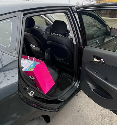 Черный Хендай i30, объемом двигателя 1.6 л и пробегом 255 тыс. км за 6800 $, фото 12 на Automoto.ua