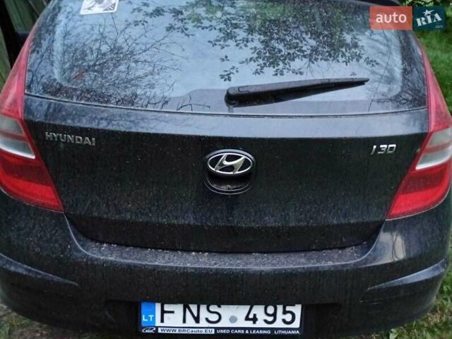 Черный Хендай i30, объемом двигателя 1.6 л и пробегом 300 тыс. км за 4000 $, фото 4 на Automoto.ua
