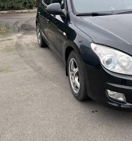 Черный Хендай i30, объемом двигателя 1.6 л и пробегом 255 тыс. км за 6800 $, фото 1 на Automoto.ua