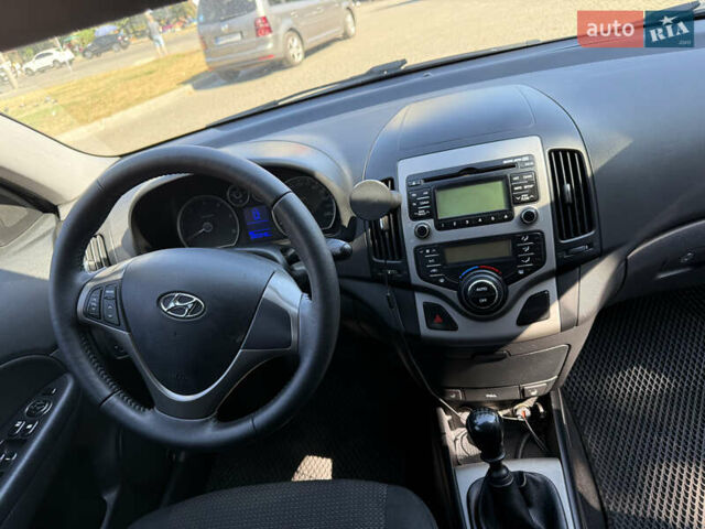 Черный Хендай i30, объемом двигателя 1.58 л и пробегом 289 тыс. км за 5400 $, фото 2 на Automoto.ua