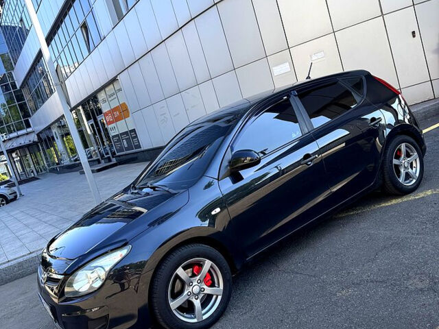 Чорний Хендай i30, об'ємом двигуна 1.6 л та пробігом 190 тис. км за 6300 $, фото 2 на Automoto.ua