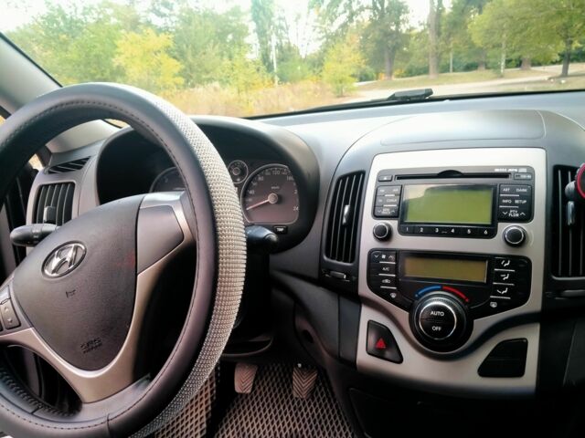 Черный Хендай i30, объемом двигателя 1.6 л и пробегом 290 тыс. км за 5500 $, фото 4 на Automoto.ua