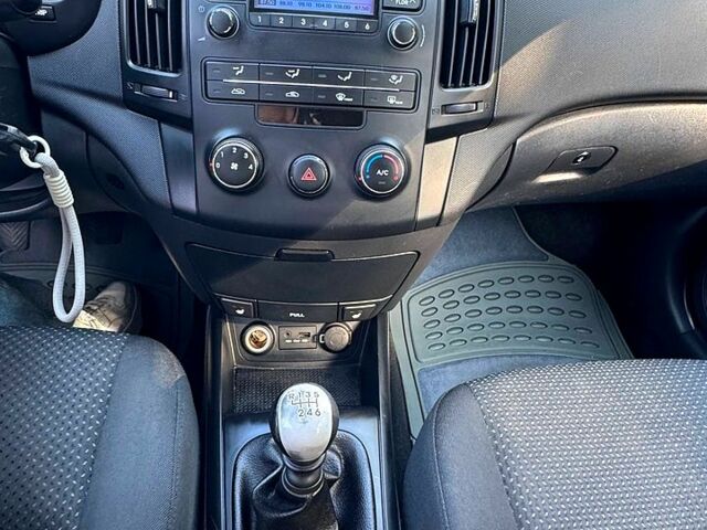 Чорний Хендай i30, об'ємом двигуна 1.6 л та пробігом 250 тис. км за 5700 $, фото 5 на Automoto.ua