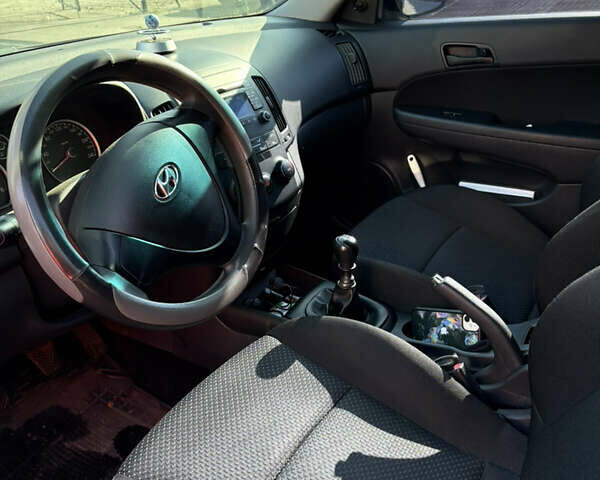 Черный Хендай i30, объемом двигателя 1.4 л и пробегом 237 тыс. км за 5000 $, фото 6 на Automoto.ua