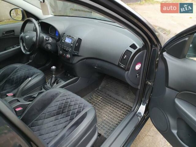 Черный Хендай i30, объемом двигателя 1.4 л и пробегом 314 тыс. км за 5650 $, фото 16 на Automoto.ua