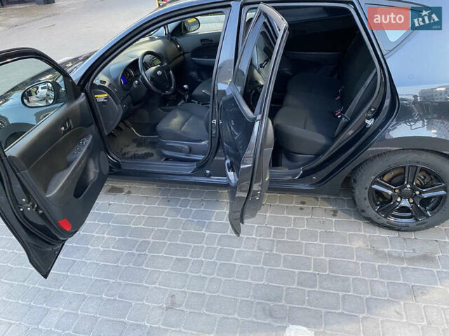 Черный Хендай i30, объемом двигателя 1.4 л и пробегом 194 тыс. км за 6000 $, фото 15 на Automoto.ua