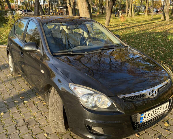 Черный Хендай i30, объемом двигателя 1.4 л и пробегом 242 тыс. км за 6000 $, фото 6 на Automoto.ua