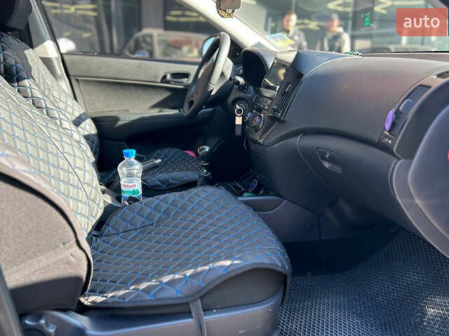 Черный Хендай i30, объемом двигателя 1.4 л и пробегом 220 тыс. км за 5500 $, фото 12 на Automoto.ua