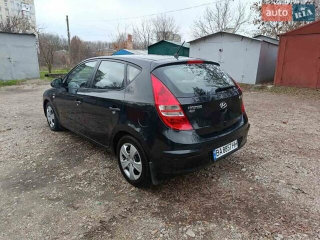 Черный Хендай i30, объемом двигателя 1.4 л и пробегом 314 тыс. км за 5650 $, фото 7 на Automoto.ua