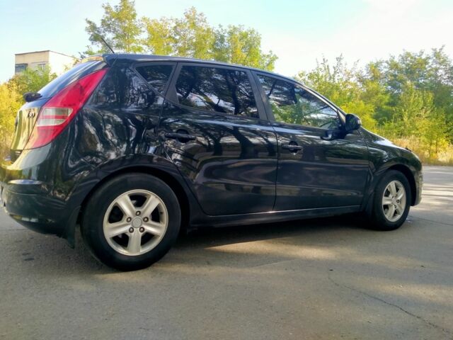 Черный Хендай i30, объемом двигателя 1.6 л и пробегом 290 тыс. км за 5500 $, фото 1 на Automoto.ua