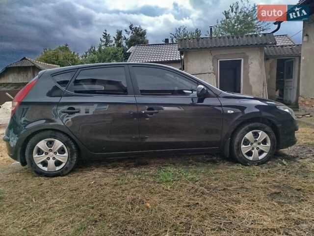 Черный Хендай i30, объемом двигателя 1.4 л и пробегом 215 тыс. км за 5500 $, фото 6 на Automoto.ua