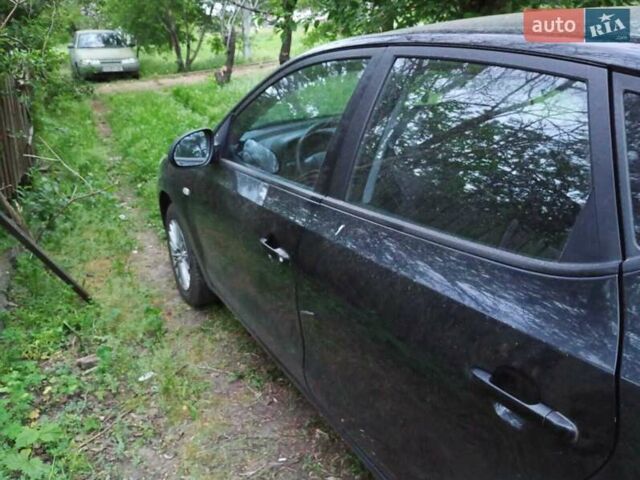 Черный Хендай i30, объемом двигателя 1.6 л и пробегом 300 тыс. км за 4000 $, фото 5 на Automoto.ua